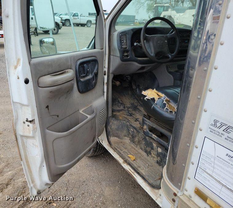 image for item DP1327 1997 Chevrolet Express G3500 box truck