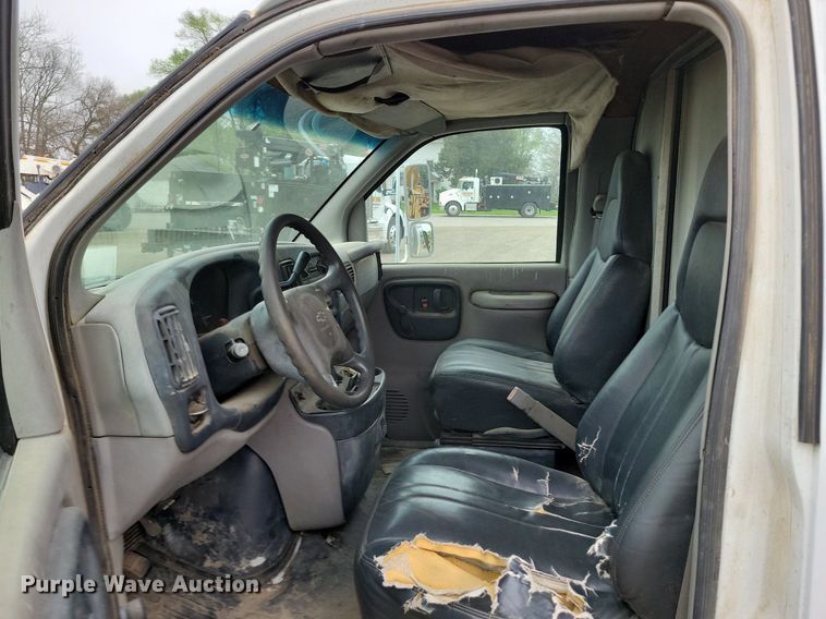 image for item DP1327 1997 Chevrolet Express G3500 box truck