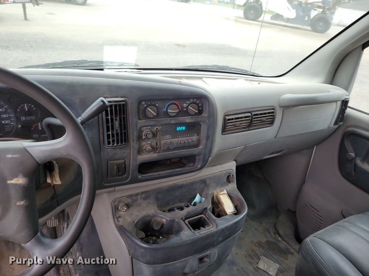 image for item DP1327 1997 Chevrolet Express G3500 box truck