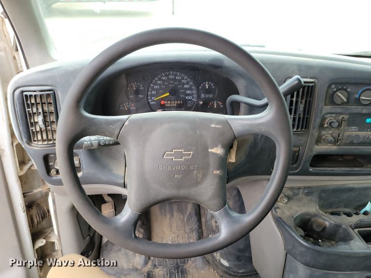 image for item DP1327 1997 Chevrolet Express G3500 box truck