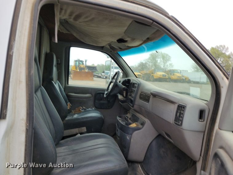 image for item DP1327 1997 Chevrolet Express G3500 box truck