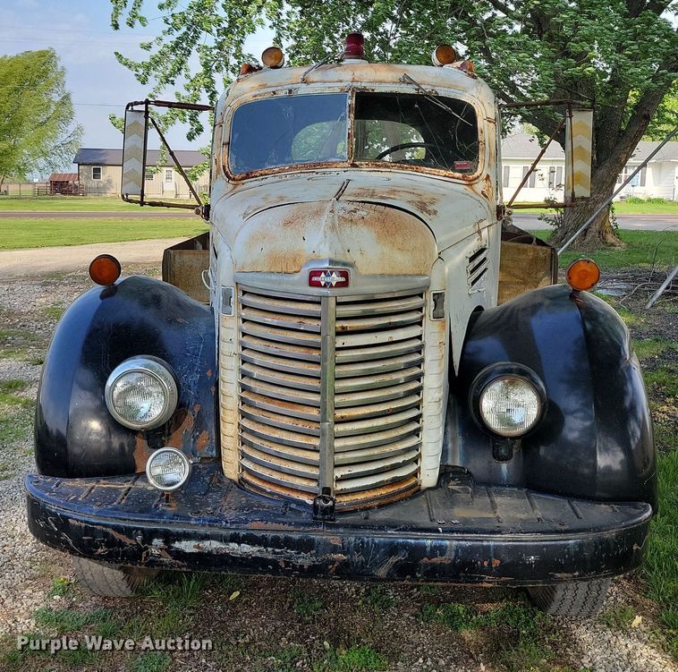 image for item DP1342 1946 International tow truck