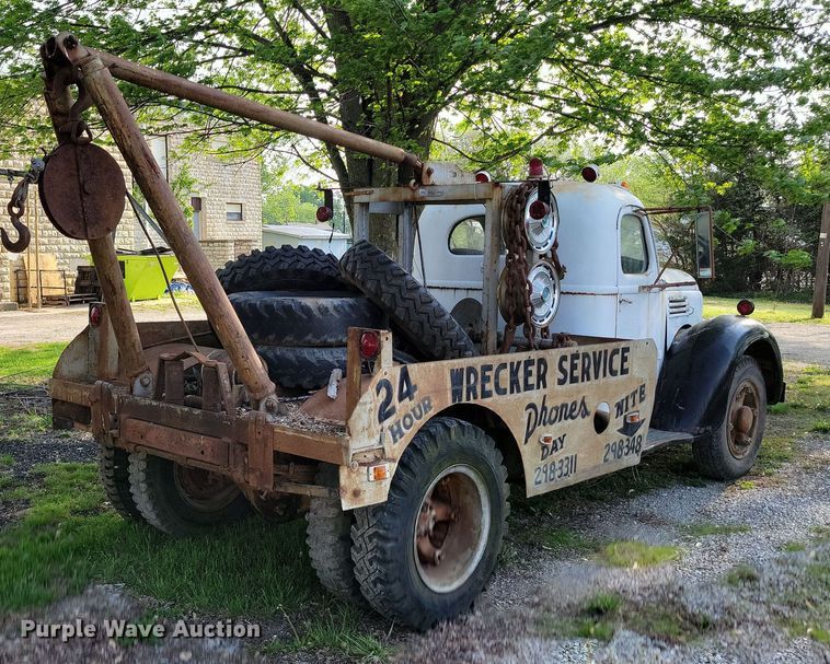 image for item DP1342 1946 International tow truck
