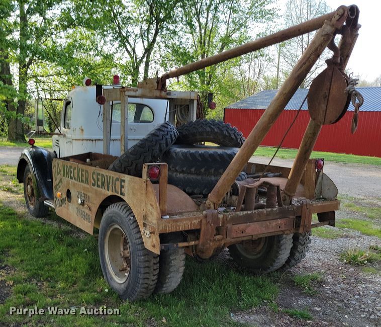 image for item DP1342 1946 International tow truck
