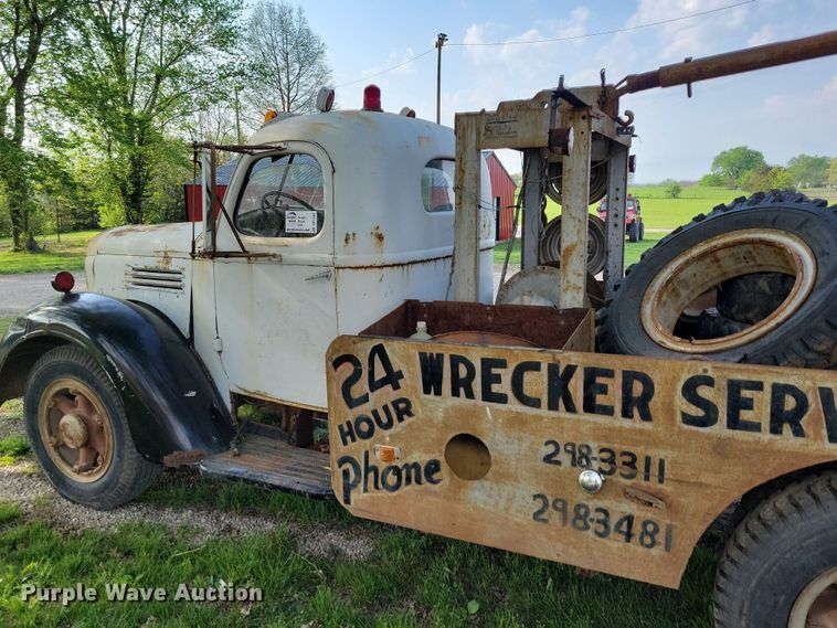 image for item DP1342 1946 International tow truck