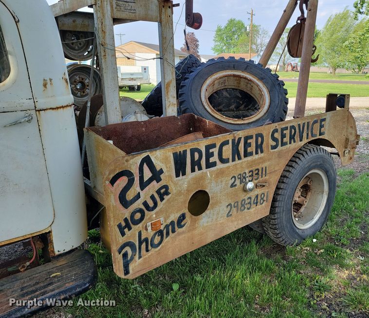 image for item DP1342 1946 International tow truck