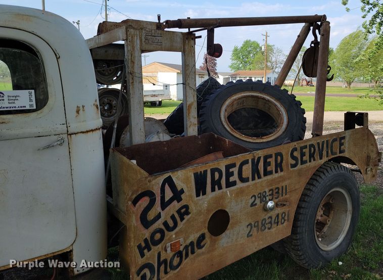 image for item DP1342 1946 International tow truck