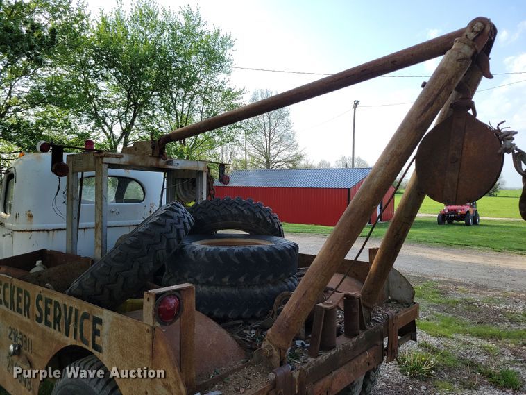 image for item DP1342 1946 International tow truck