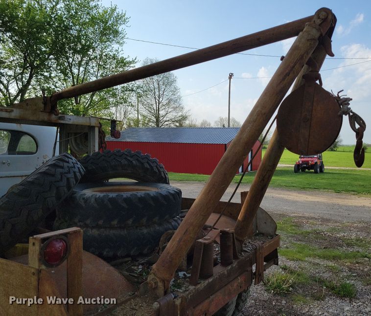 image for item DP1342 1946 International tow truck