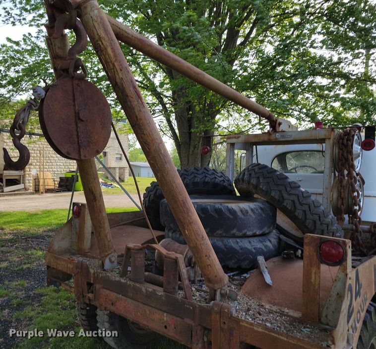 image for item DP1342 1946 International tow truck