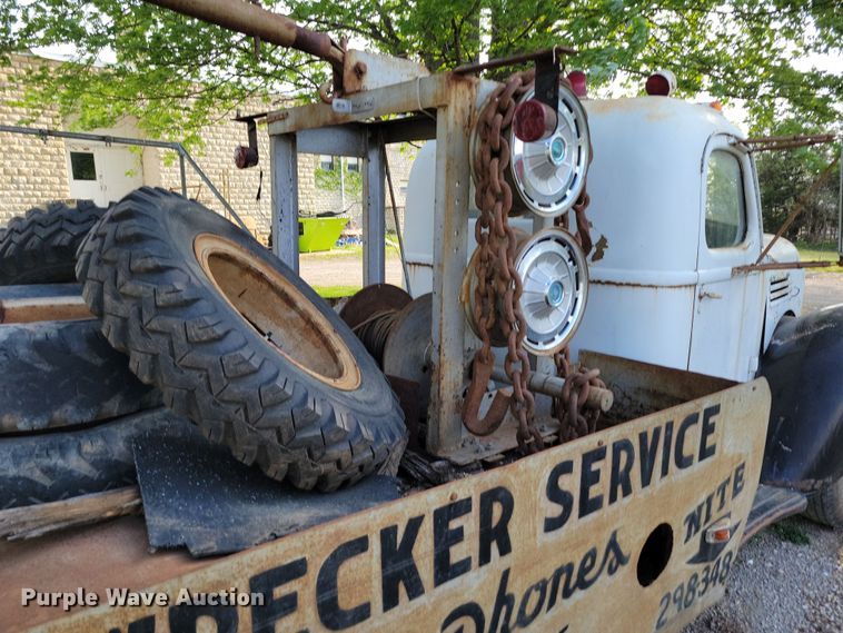 image for item DP1342 1946 International tow truck