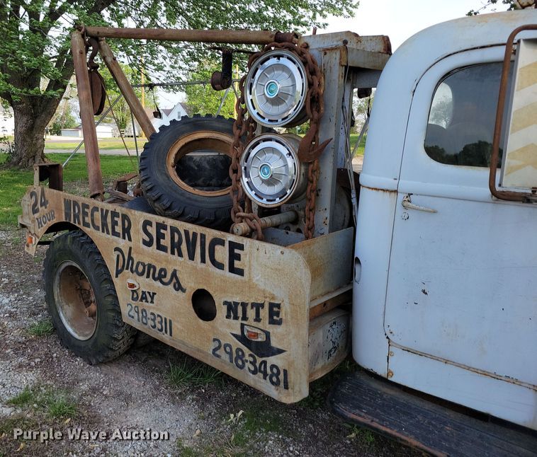 image for item DP1342 1946 International tow truck