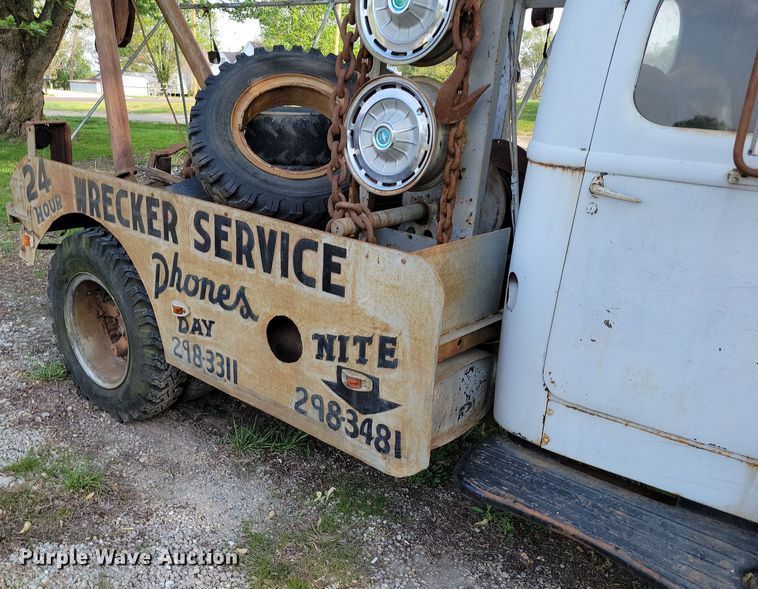 image for item DP1342 1946 International tow truck