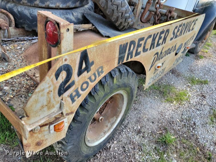 image for item DP1342 1946 International tow truck