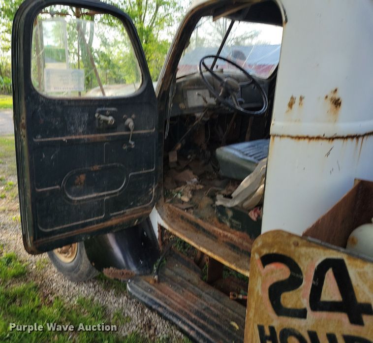 image for item DP1342 1946 International tow truck