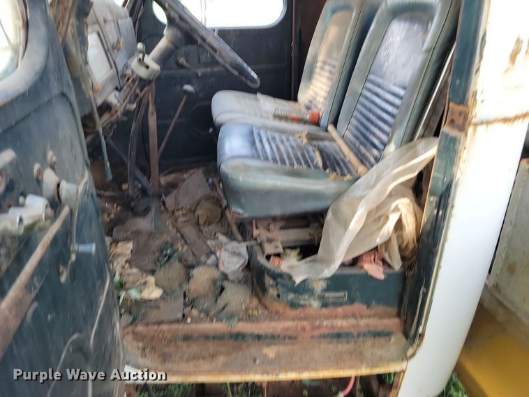 image for item DP1342 1946 International tow truck