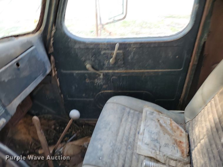 image for item DP1342 1946 International tow truck