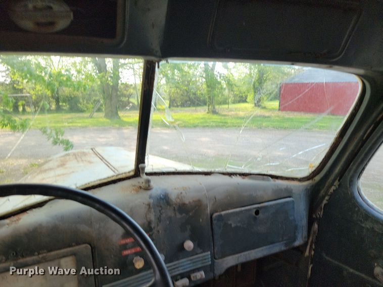 image for item DP1342 1946 International tow truck