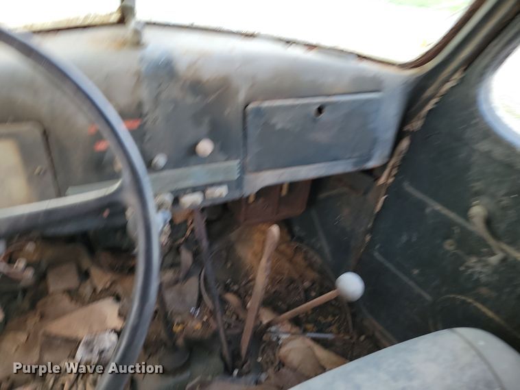 image for item DP1342 1946 International tow truck