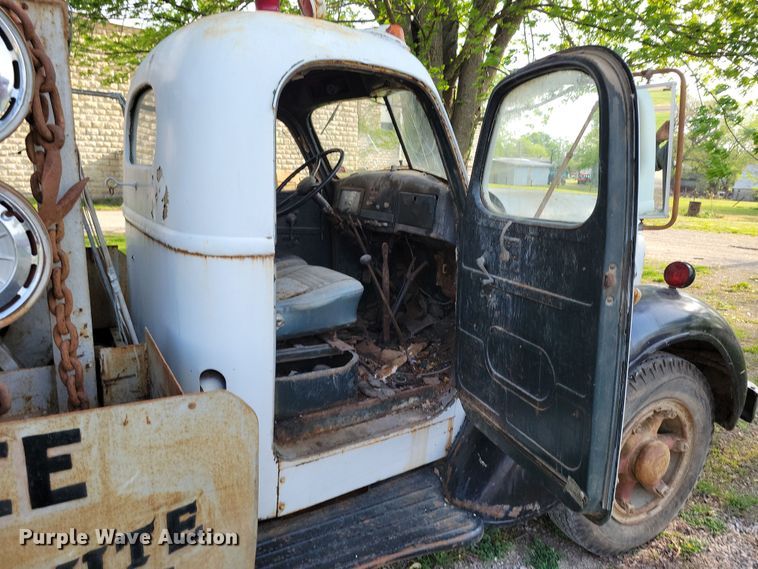 image for item DP1342 1946 International tow truck