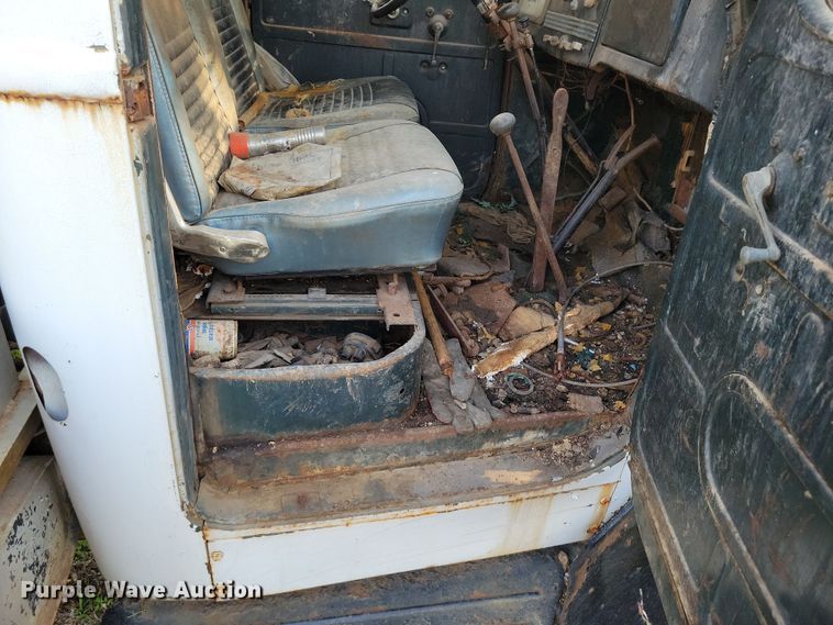 image for item DP1342 1946 International tow truck