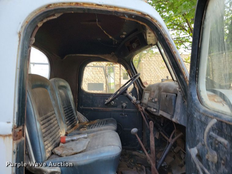 image for item DP1342 1946 International tow truck