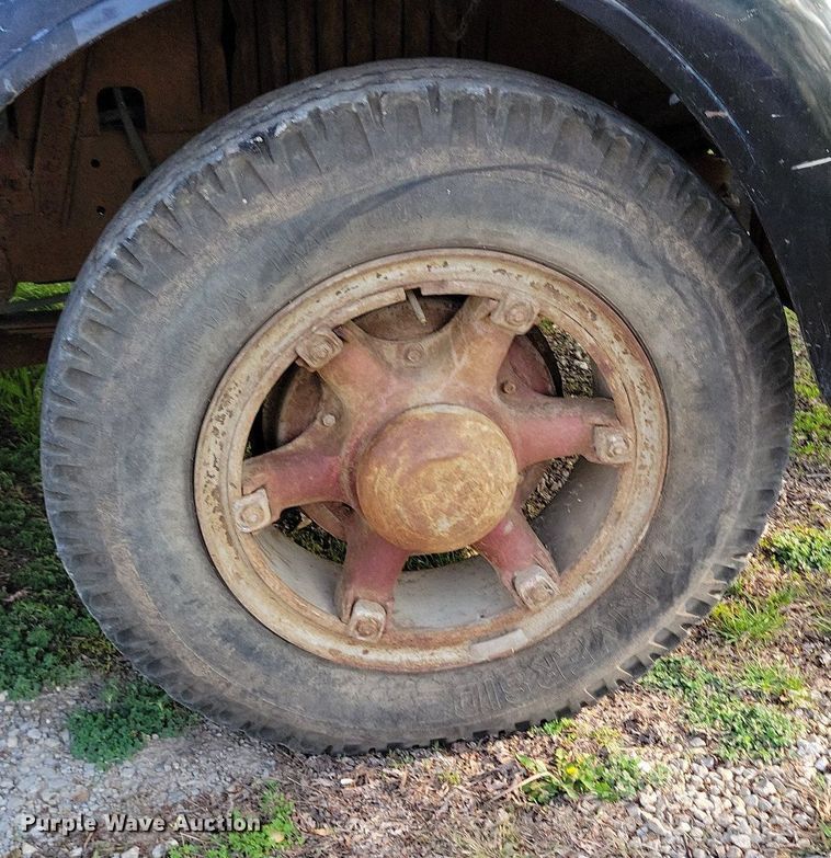 image for item DP1342 1946 International tow truck