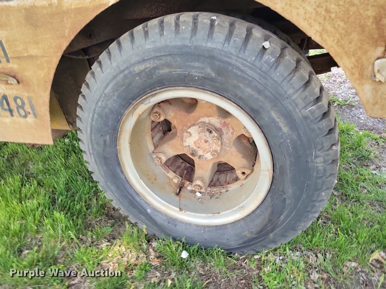 image for item DP1342 1946 International tow truck