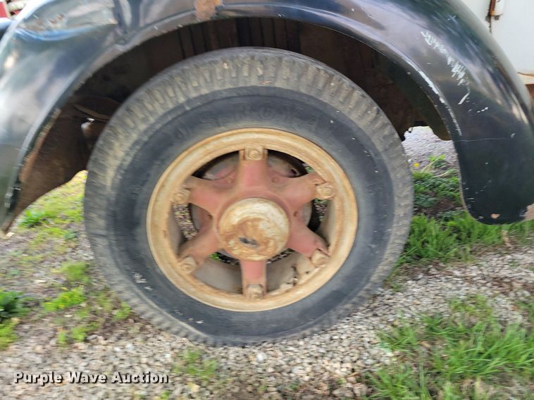 image for item DP1342 1946 International tow truck