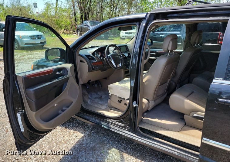 image for item DP1349 2014 Chrysler Town and Country van