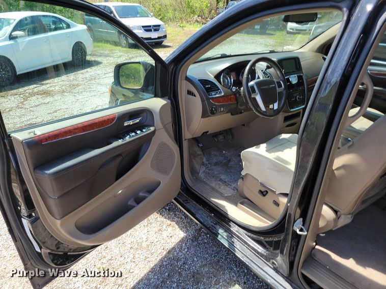 image for item DP1349 2014 Chrysler Town and Country van