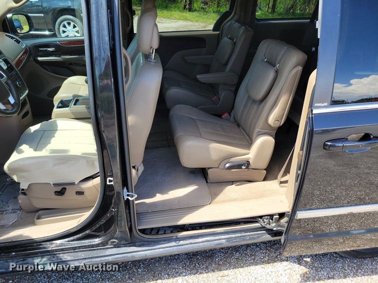 image for item DP1349 2014 Chrysler Town and Country van