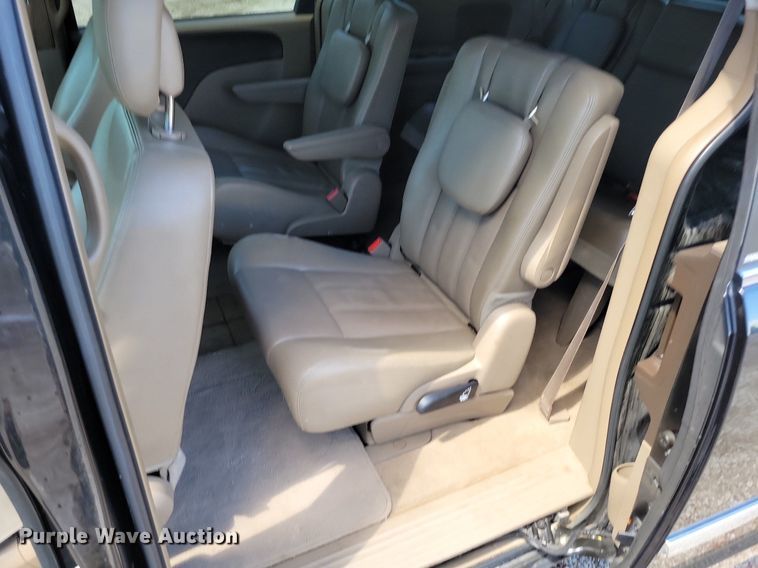 image for item DP1349 2014 Chrysler Town and Country van