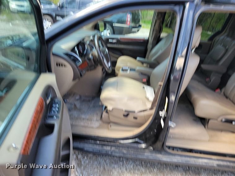 image for item DP1349 2014 Chrysler Town and Country van