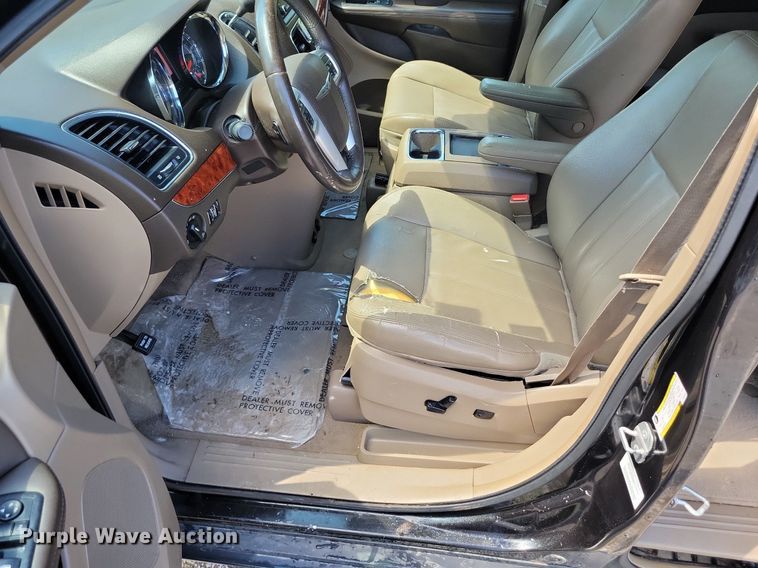 image for item DP1349 2014 Chrysler Town and Country van