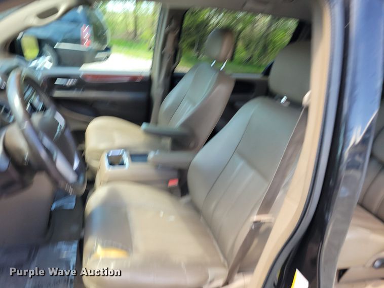 image for item DP1349 2014 Chrysler Town and Country van