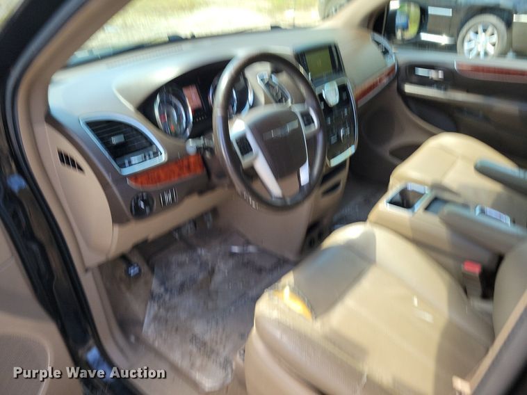 image for item DP1349 2014 Chrysler Town and Country van