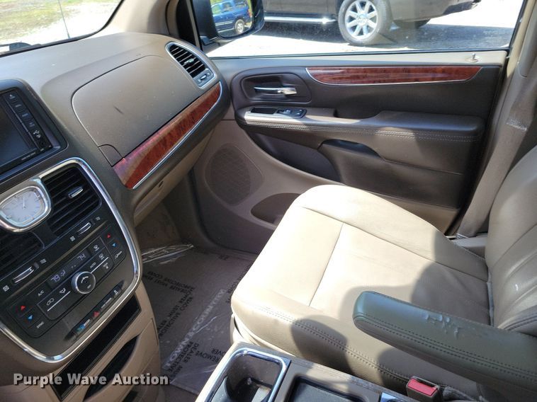 image for item DP1349 2014 Chrysler Town and Country van