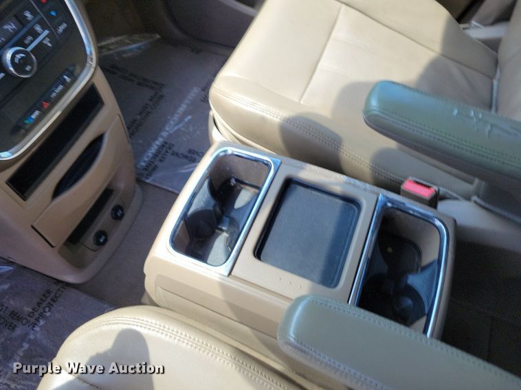 image for item DP1349 2014 Chrysler Town and Country van