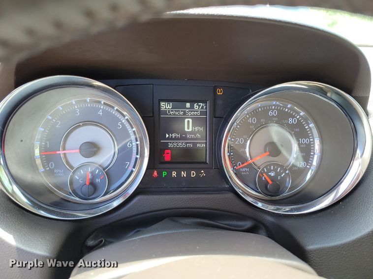 image for item DP1349 2014 Chrysler Town and Country van