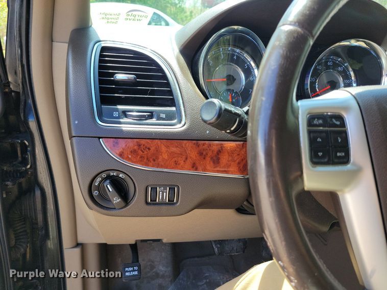 image for item DP1349 2014 Chrysler Town and Country van