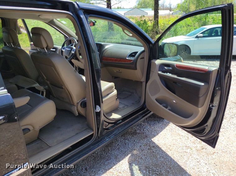 image for item DP1349 2014 Chrysler Town and Country van