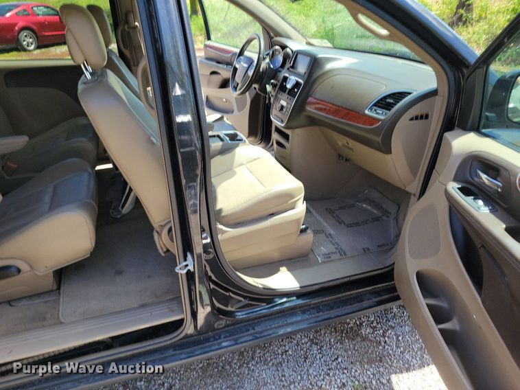 image for item DP1349 2014 Chrysler Town and Country van