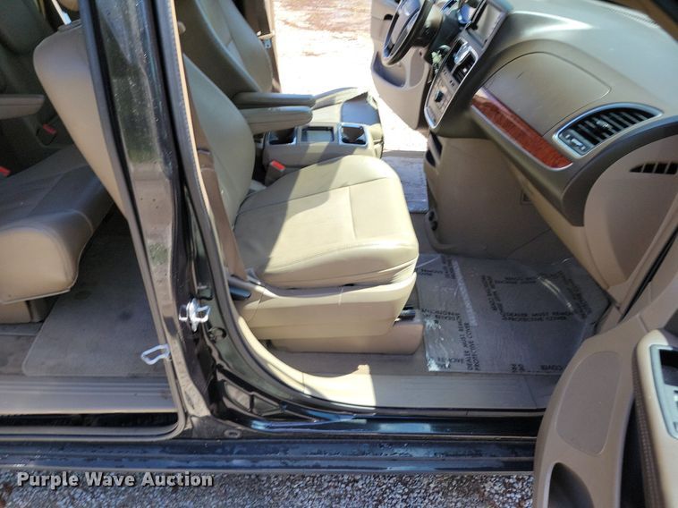 image for item DP1349 2014 Chrysler Town and Country van