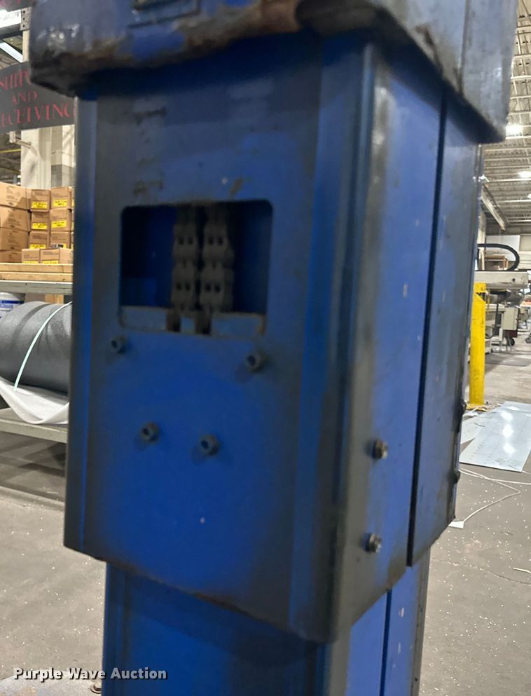 image for item DQ0740 Upright  TM12 vertical lift