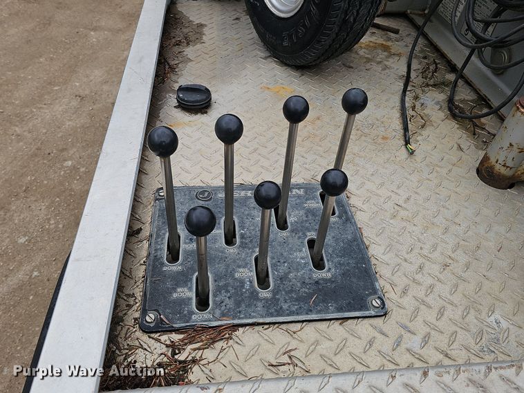 image for item DQ8671 2003 Ford F550 Super Duty XLT tow truck