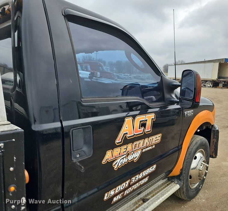 image for item DQ8671 2003 Ford F550 Super Duty XLT tow truck