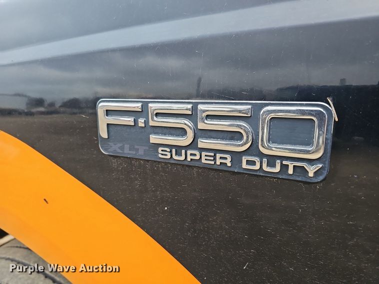 image for item DQ8671 2003 Ford F550 Super Duty XLT tow truck