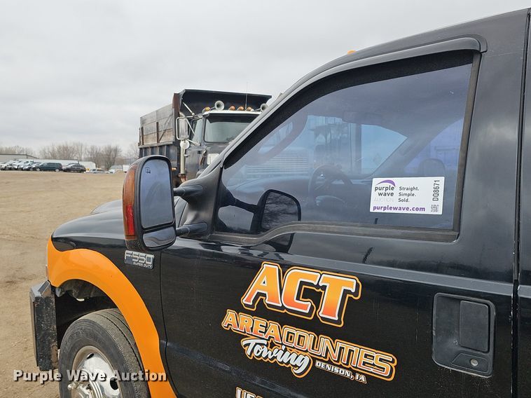 image for item DQ8671 2003 Ford F550 Super Duty XLT tow truck