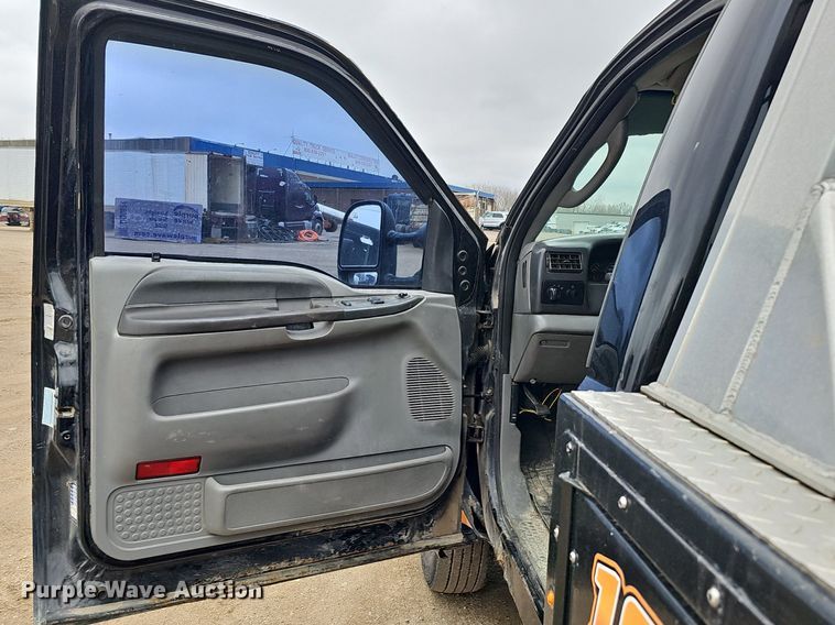 image for item DQ8671 2003 Ford F550 Super Duty XLT tow truck